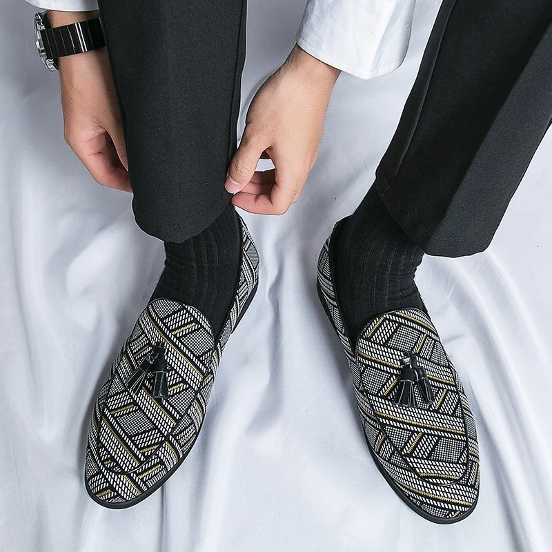 2023 New Autumn Mens Casual Loafers Men Tassel Flat Shoes Moccasins Hombre Mens Shoes White Black Slip-On Mules Prom Dress Shoes